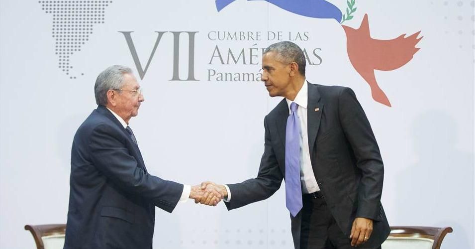 U.S. President Barack Obama and Cuban President Raúl Castro shake hands at the Summit of the Americas in Panama City, Panama, Saturday, April 11, 2015. (Photo: AP)
