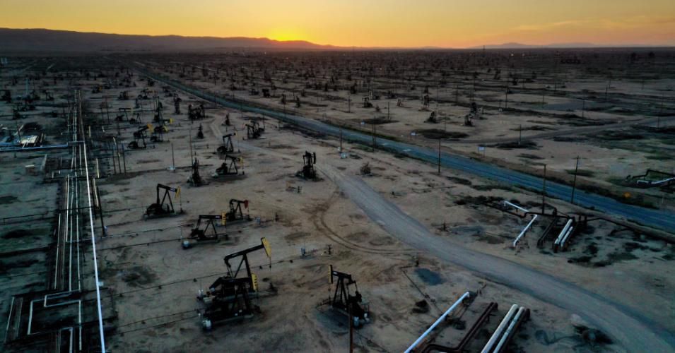 There are over 1,100 oil-producing wells in the McKittrick oil field, just north of the town of McKittrick, California. (Photo: Carolyn Cole/Los Angeles Times via Getty Images)