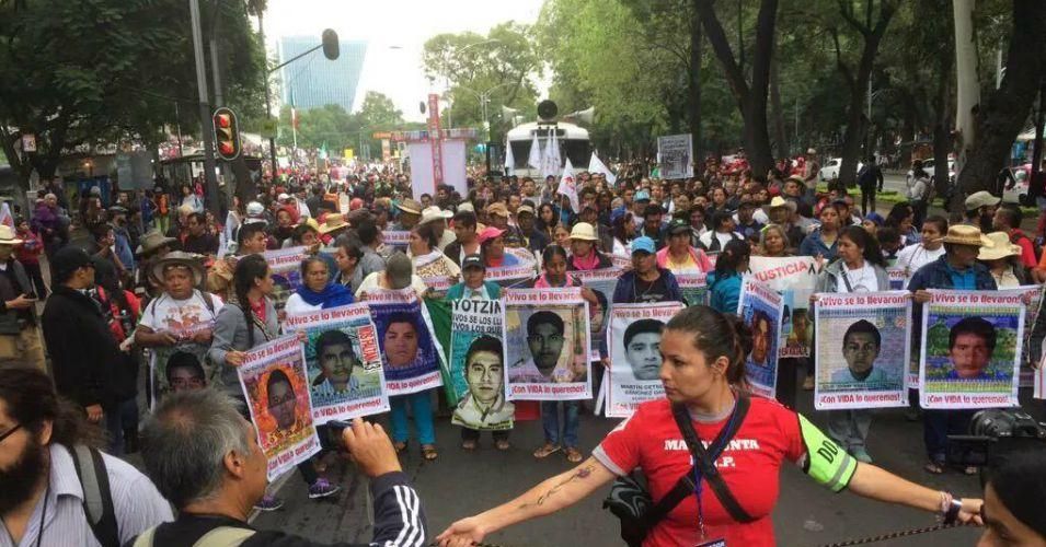 Families of the 43 disappeared Ayotzinapa students prepare to lead march in Mexico City Saturday. (Photo: @syndicalisms/Twitter)
