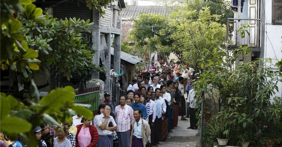 People wait to vote in a mixed Muslim, Buddhist and Hindu neighborhood in Mandalay on Sunday. (Photo: Olivia Harris/Reuters)