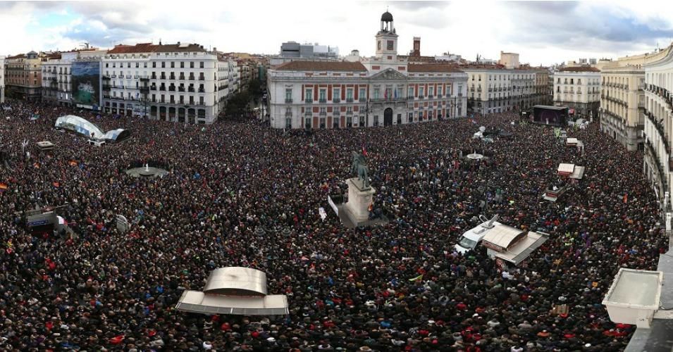 Tens of thousands crowded Madrid's Puerta del Sol. (Photo: Alejandro Ruesga/ El Pais)
