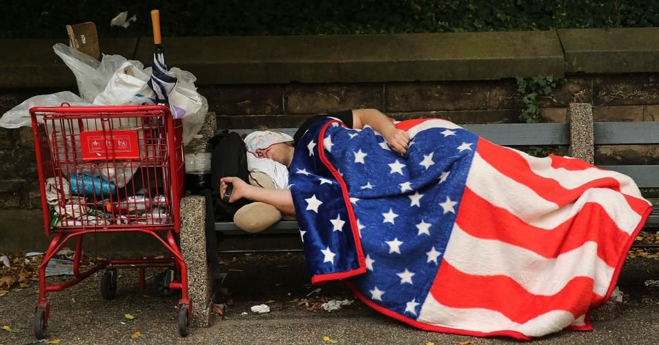 A person sleeps on a park bench on September 10, 2013 in the Brooklyn borough of New York City. (Photo: Spencer Platt/Getty Images)