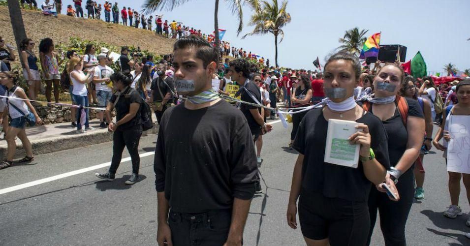 Students from the University of Puerto Rico at Rio Piedras get read to march to the governor's house to protest plans to cut the country's university budget. May 2015. (Photo: Alexander Díaz/VICE)