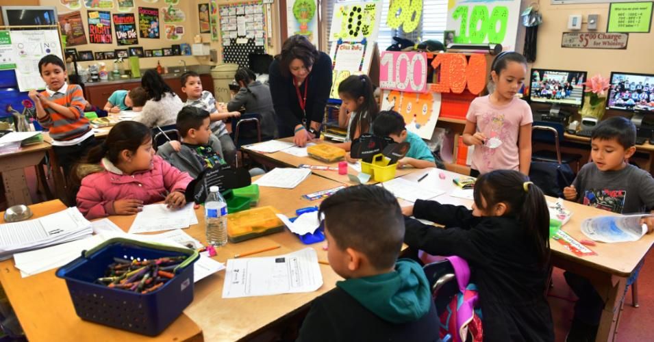 Telfair Elementary School first grade teacher Ms. Gutierrez works with her students on February 8, 2019 in Pacoima, California. (Photo: Frederic J. Brown/AFP via Getty Images)