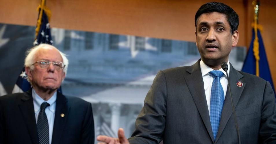 Rep. Ro Khanna (D-Calif.) and Sen. Bernie Sanders (I-Vt.) speak during a press conference on Capitol Hill in Washington, D.C., April 4, 2019. Both lawmakers have been leading advocates for raising the federal minimum wage to $15 per hour. (Photo: Saul Loeb/AFP via Getty Images)