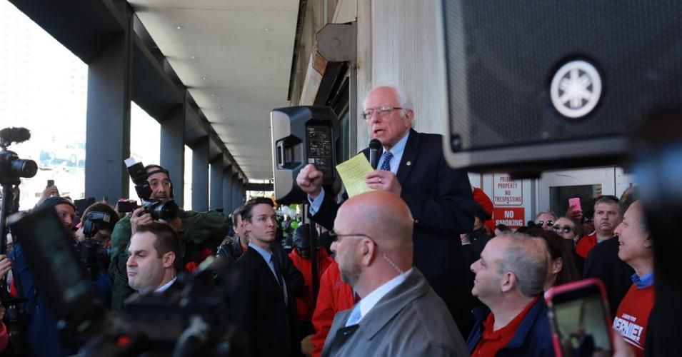 "Today you are standing up for millions of Americans. And you're telling corporate America they cannot have it all," presidential hopeful Bernie Sanders told striking Verizon workers in New York City on April 13. (Photo: Bernie Sanders campaign)