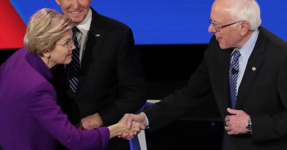 Sen. Elizabeth Warren (D-MA) greets Sen. Bernie Sanders (I-VT) (R) as former Vice President Joe Biden looks on ahead of the Democratic presidential primary debate at Drake University on January 14, 2020 in Des Moines, Iowa. Six candidates out of the field qualified for the first Democratic presidential primary debate of 2020, hosted by CNN and the Des Moines Register. (Photo: Scott Olson/Getty Images)