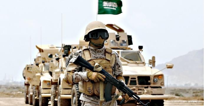 A Saudi soldier stands in front of a tank. (Photo: AHMED FARWAN/flickr/cc)