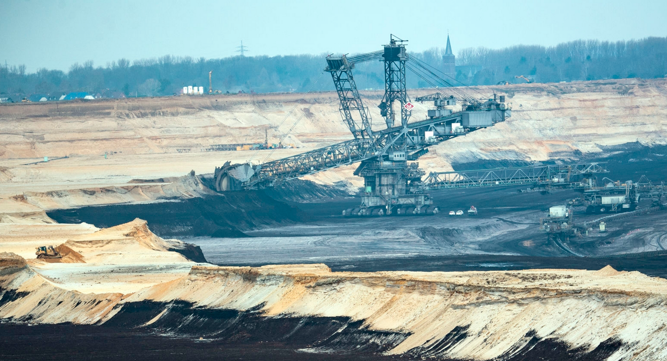 North Rhine-Westphalia, Jackerath: Mining machines stand in the Garzweiler opencast lignite coal mine. (Photo: Federico Gambarini/picture alliance via Getty Images)