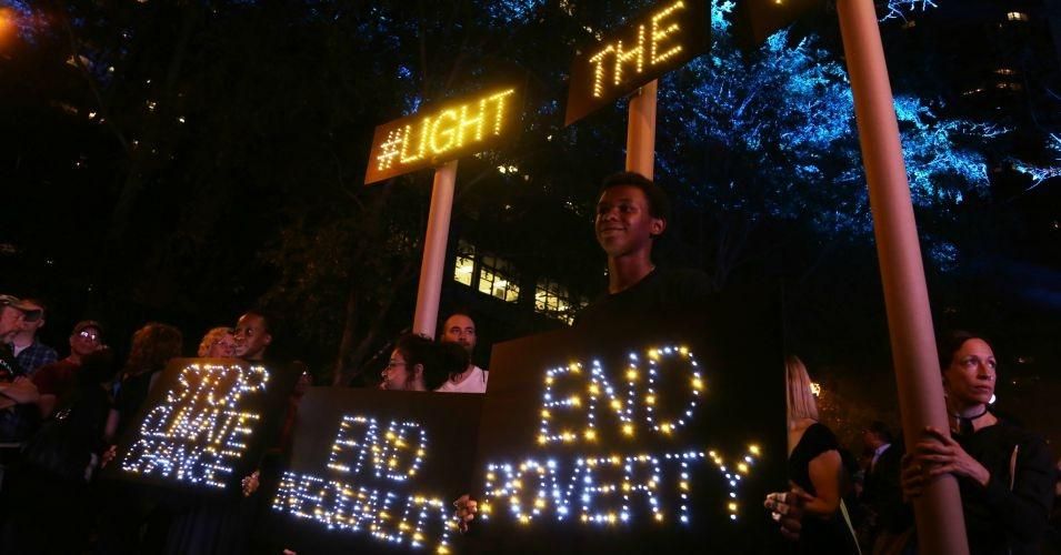 Campaigners outside of the UN building in New York on the eve of the Sustainable Development Goals Summit. (Photo: Marisol Grandon/Department for International Development via flickr/cc)