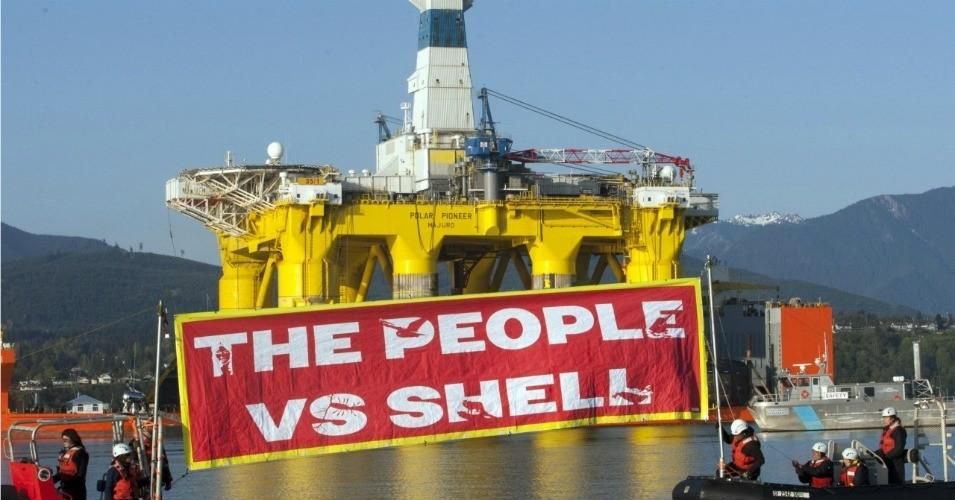 Social and environmental justice groups opposed to Shell's plans to drill for fossil fuels in Arctic waters organized a protest in kayaks on the shores of Seattle's Elliot Bay in 2015. (Photo: Greenpeace)