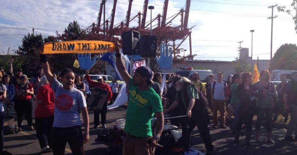 Protesters blocked all three main entrances to Seattle Port Terminal 5, where Shell kept their Arctic drilling rig. (Photo: @AntoniaJuhasz/Twitter)