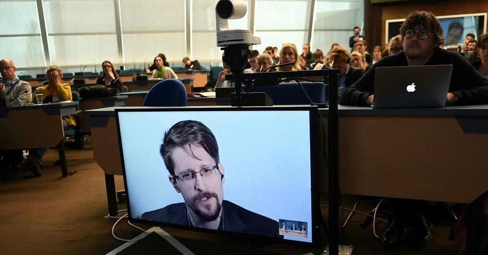  Former U.S. National Security Agency contractor and whistleblower Edward Snowden speaks via video link as he takes part in a round table meeting on March 15, 2019. (Photo: Frederick Florin/AFP/Getty Images)