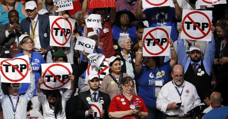 Delegates protest the TPP on the DNC floor. (Photo: AP)