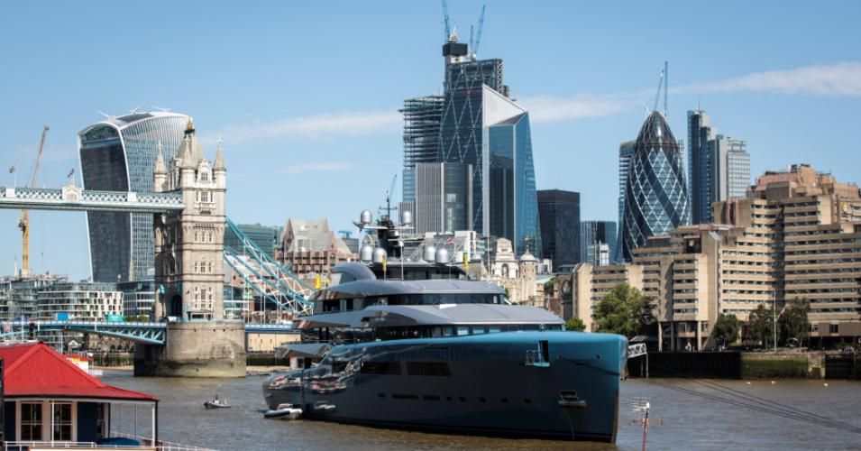 A yacht belonging to British billionaire Joe Lewis, pictured in Butler's Wharf on July 3, 2018 in London. (Photo: Jack Taylor/Getty Images)