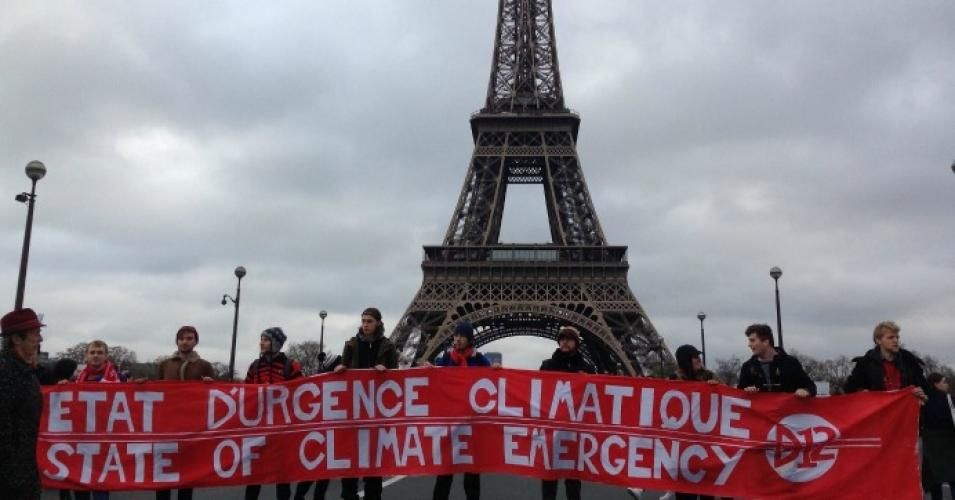 Protesters gathered at the Eiffel Tower 