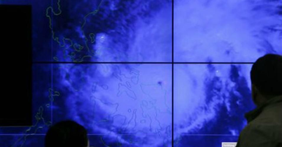 Philippine government meteorologists monitor satellite image of Typhoon Melor. (Image via Z News/ India)