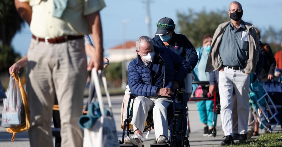 Seniors and first responders wait in line to receive a Covid-19 vaccine at the Lakes Regional Library on December 30, 2020 in Fort Myers, Florida. (Photo: Octavio Jones/Getty Images)