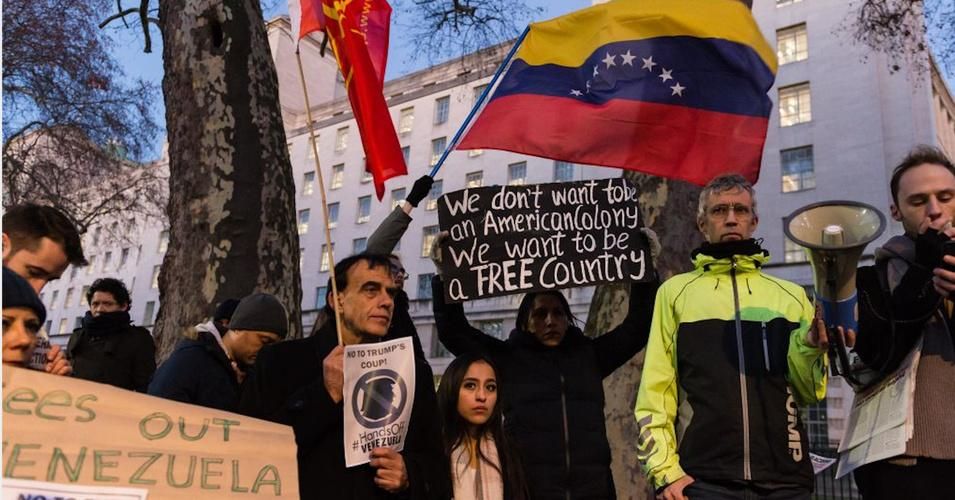 Londoners protest against U.S. and international meddling in Venezuelan affairs on January 28, 2019. (Photo: Wiktor Szymanowicz/Barcroft Media via Getty Images)