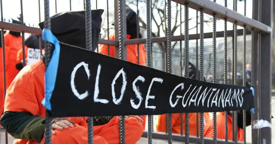  A demonstration by Witness Against Torture calling for the closure of the offshore prison. (Photo: Justin Norman/flickr/cc)