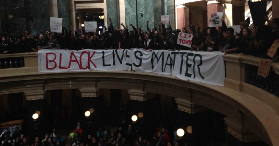 In the fourth day of protest against the police killing of 19-year-old Tony Robinson, students crowded the rotunda of the Wisconsin Capitol on Monday, March 9. (Photo: bekahbeth/cc/flickr)