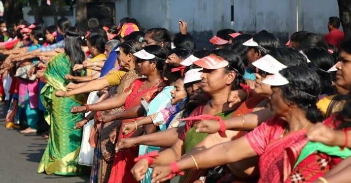 ‏ Some of the women taking part in the "Women's Wall" New Year's Day event in the state of Kerala in southern India. 