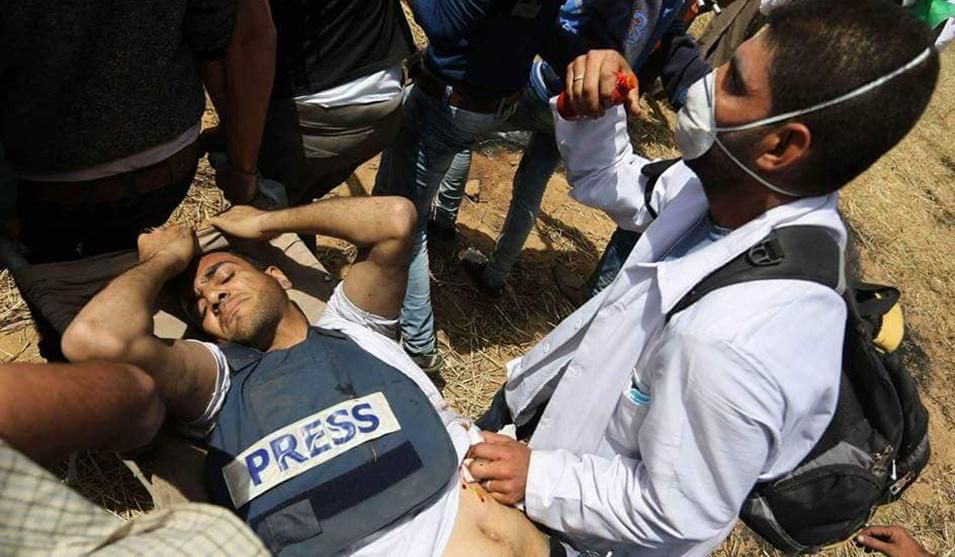 Sources in Gaza have confirmed that journalist Yaser Murtaja has died after being shot in the abdomen by an Israeli sniper while covering the protests. He was clearly wearing a vest that identified him as press.