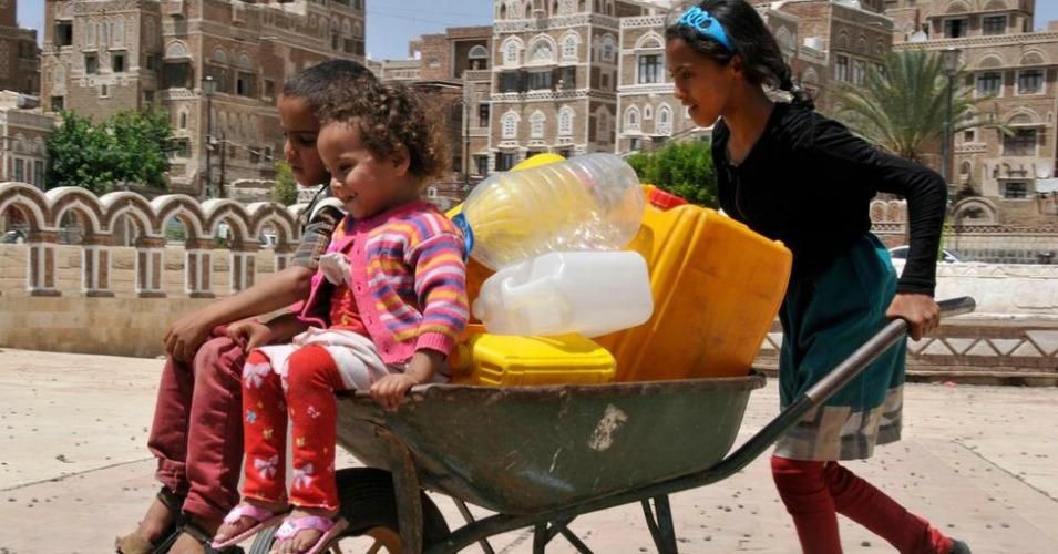  Children fetching water in Yemen's capital Sana'a. (Photo: UNICEF/Yasin)