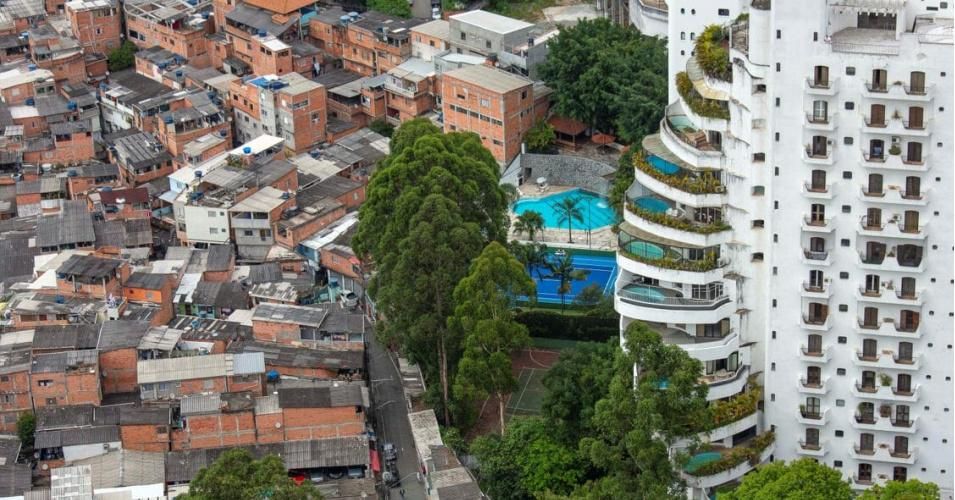 Aerial view of the São Paulo favela of Paraisópolis and its wealthy neighbor Morumbi. (Photo: Johnny Miller, 2020.)