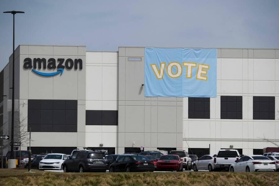 Despite the valiant efforts of the workers, Amazon—which has more resources than nearly any company in the world—was able to blunt their momentum through its anti-union campaign.(Photo: Patrick T. Fallon/Afp via Getty Images)