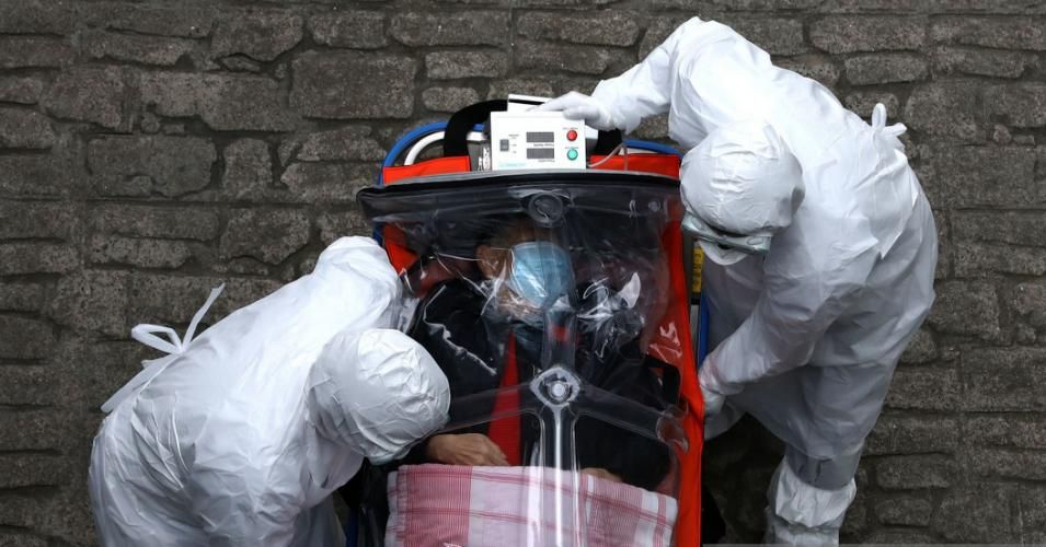 Medical staff, wearing protective gear, move a patient infected with the coronavirus (COVID-19) from an ambulance to a hospital on March 09, 2020 in Seoul, South Korea. (Photo: Chung Sung-Jun/Getty Images)