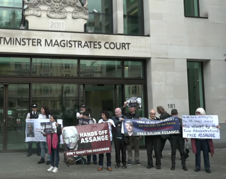 Supporters of Julian Assange demonstrate outside court in London. (Photo: Screen shot from Ruptly livestream)