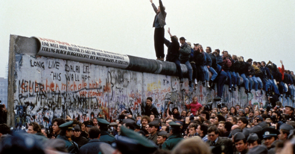Celebrations on the Berlin Wall after the government announced people could cross the border freely in Germany on Nov. 12, 1989. (Photo: Chute Du Mur Berlin / Gamma-Rapho via Getty Images)