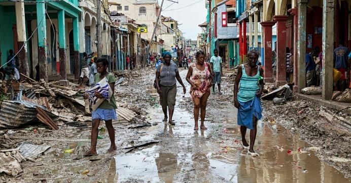 A scene from Les Cayes, Haiti, in the aftermath of Hurricane Matthew, the category 4 storm which made landfall in the country on 4 October 2016. (Photo: UN/Logan Abassi/flickr/cc)