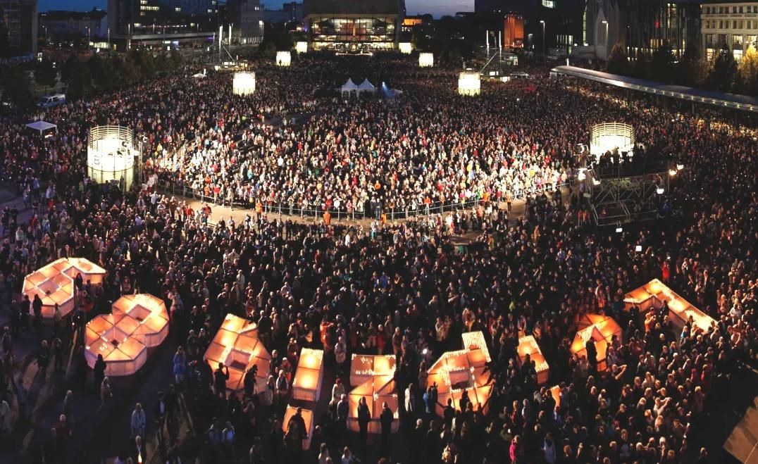 A crowd gathers in Leipzig, Germany to commemorate the 70,000 people who courageously joined together in 1989 to peacefully demand freedom and democracy, a catalyst for the fall of the Berlin Wall. (Image: LTM/PUNCTUM)