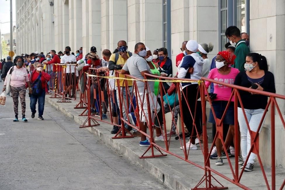 Waiting in line for food in Cuba. (Photo: UPI.com)