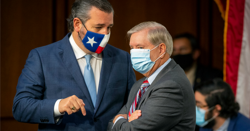  Sen. Ted Cruz (R-Texas) speaks with Sen. Lindsey Graham (R-S.C.) (Photo: Bill O'Leary-Pool/Getty Images)