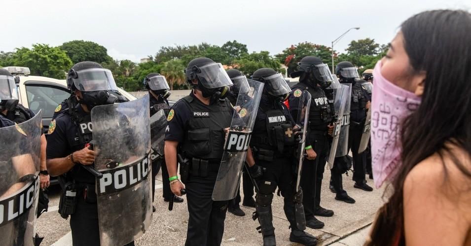 A demonstrator addresses the riot police that are blocking the entrance to I-195 during a protest in Miami on June 5, 2020. (Photo: Adam DelGiudice/SOPA Images/LightRocket via Getty Images)