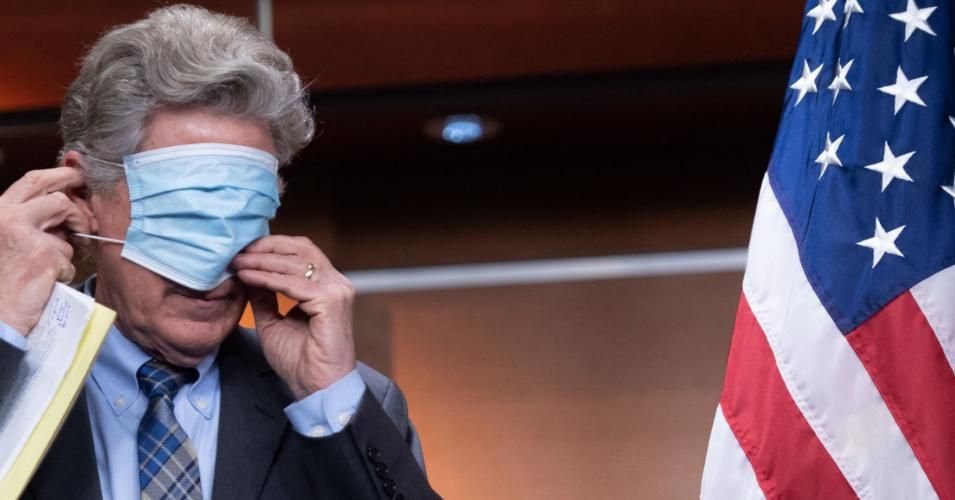 US Representative Frank Pallone, Democrat of New Jersey, puts on a mask during a press conference about COVID-19 testing on Capitol Hill in Washington, DC, May 27, 2020. (Photo: Saul Loeb/ AFP/ via Getty Images)