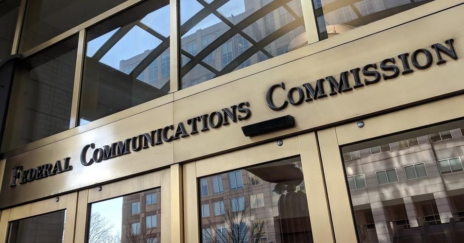 The entrance to the Federal Communications Commission headquarters in Washington, D.C. (Photo: Rob Pegoraro/Flickr cc)