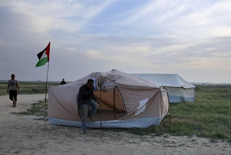 Palestinians set up tents in preparation for mass demonstrations along the Gaza strip border with Israel, in eastern Gaza City, on March 27. (Photo: AP File Photo) 