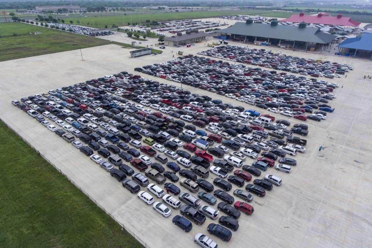  Houston Chronicle depiction (4/10/20) of cars waiting to receive emergency food from a San Antonio food bank. (Photo: William Luther)