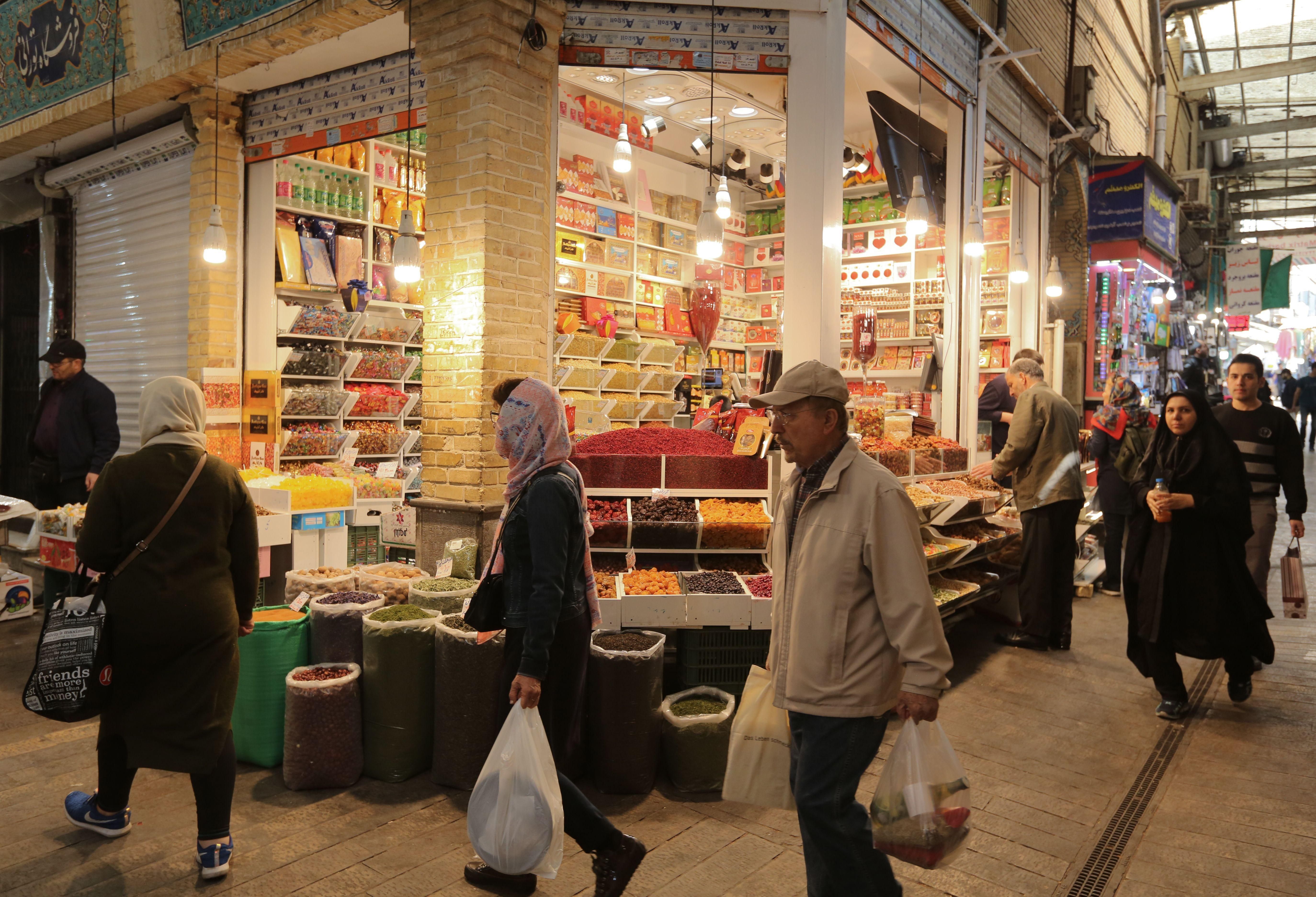 Shoppers carry bags at the Iranian capital Tehran's old Tajrish bazar on April 23, 2019. (Photo: ATTA KENARE / AFP/Getty) 