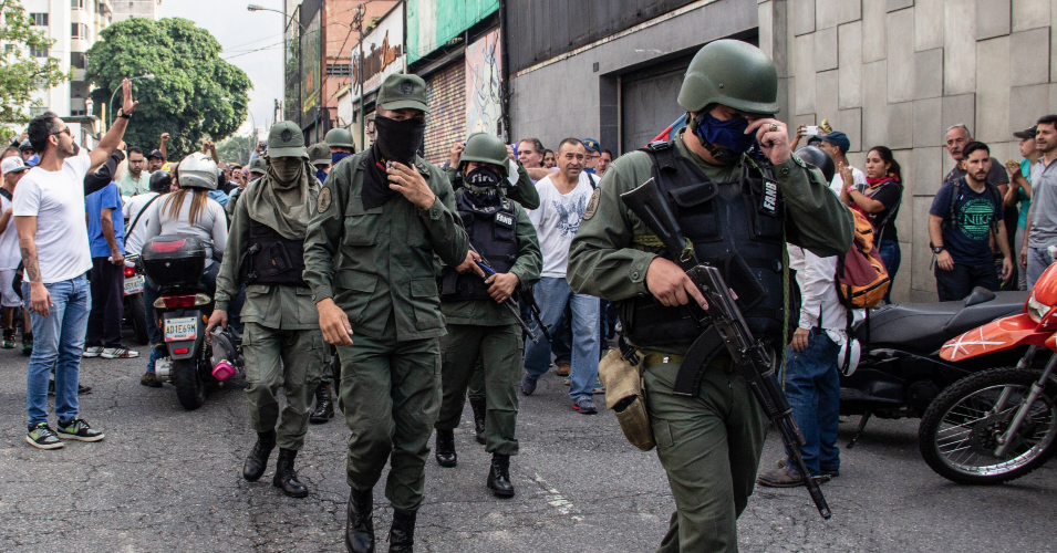 Pro-Guaidó police officers walk around Altamira distribuitor on April 30, 2019 in Caracas, Venezuela. Through a live broadcast via social media, Venezuelan opposition leader Juan Guaido called for a military uprising against the government of Nicolás Maduro. (Photo: Carolain Caraballo/Vizzor Image/Getty Images)