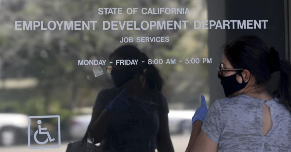  Maria Mora came to find information about her claim but found the California State Employment Development Department was closed due to coronavirus concerns on Thursday, May 14, 2020 in Canoga Park, CA. (Photo: Brian van der Brug / Los Angeles Times via Getty Images)