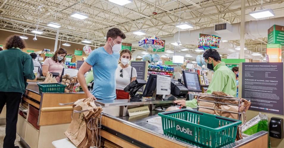 Customers and cashiers at a Publix supermarket in Orlando, Florida. (Photo: Jeffrey Greenberg/Education Images/Universal Images Group via Getty Images)