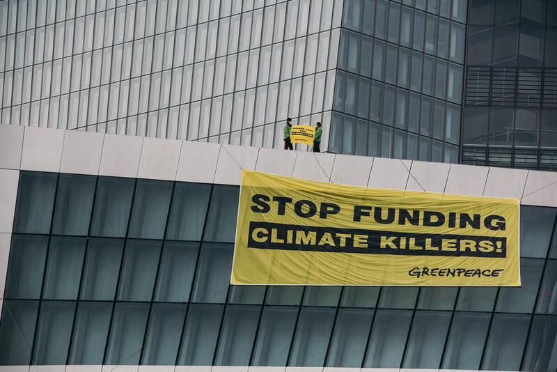 No money for climate killers. That's what Greenpeace activists demanded earlier this year at the headquarters of the European Central Bank in Frankfurt. Coming from the air, they unfurled a twelve by six metre banner from the roof of the entrance building with the slogan: "Stop funding Climate Killers!" (Photo: Felix Schmitt / Greenpeace)