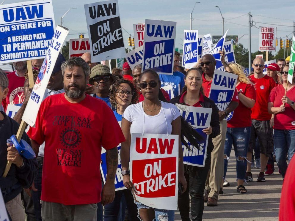 Striking United Auto Workers Union (UAW) members and supporters picket the General Motors Detroit-Hamtramck Assembly Plant, Sept. 25, 2019, in Detroit. (Photo: Jim West/ZUMA Wire)