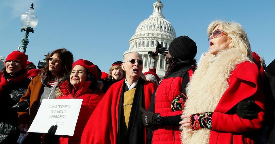 Actress and activist Jane Fonda (R) marches during the "Fire Drill Fridays" climate change protest and rally on Capital Hill on December 20, 2019 in Washington, DC. (Photo: Paul Morigi/Getty Images)