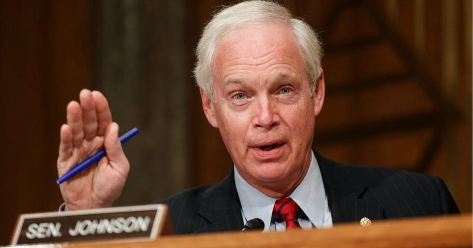 Sen. Ron Johnson (R-Wisc.) came under fire this week after saying he saw "no reason" to encourage Americans to get vaccinated against the Covid-19 virus. (Photo: Ting Shen/Getty Images) 